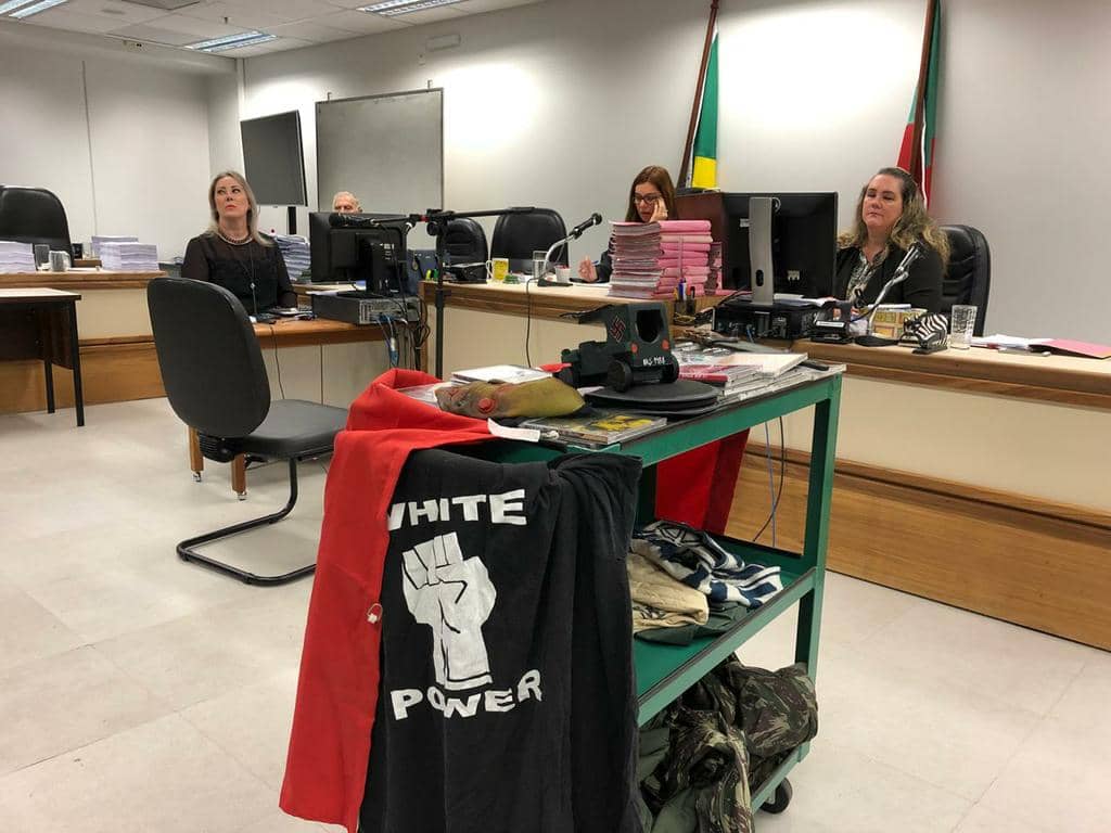 Material neonazista foi apreendido nas residências dos réus