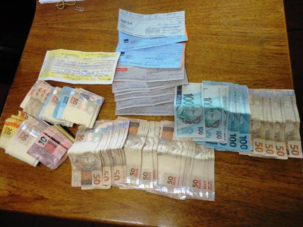 Cheques e dinheiro apreendido