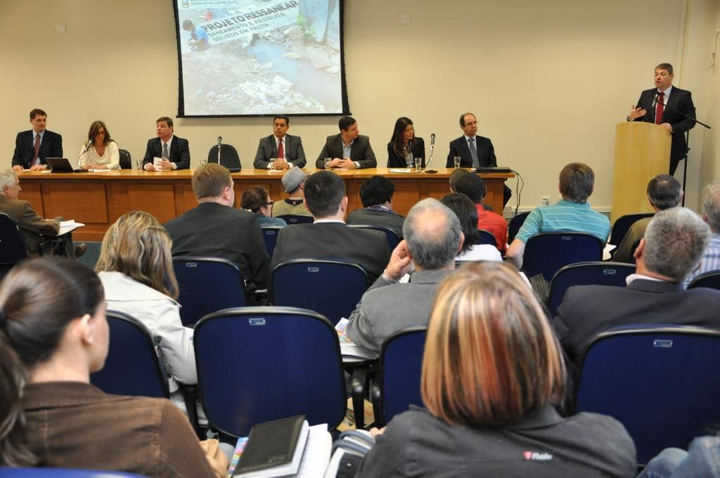 Auditório lotado na abertura do evento