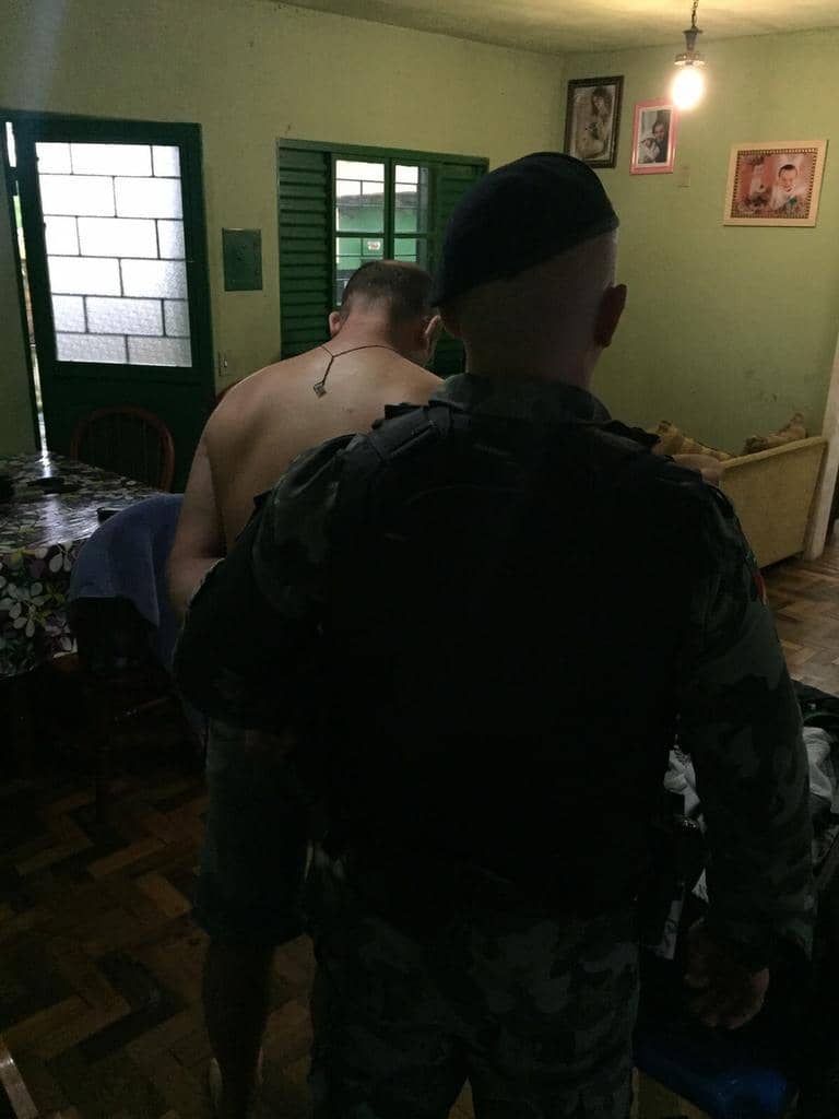 Momento da prisão de um dos investigados na operação nesta manhã