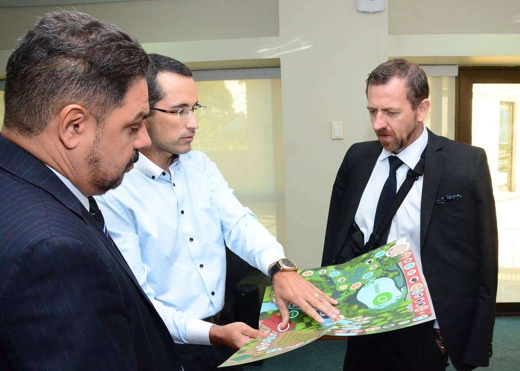 Promotor apresenta material para PGJ e coordenador do CAO