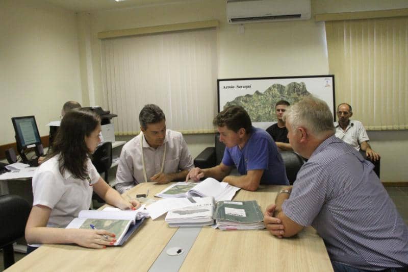 Sérgio Diefenbach (2º da E para D) durante a reunião...