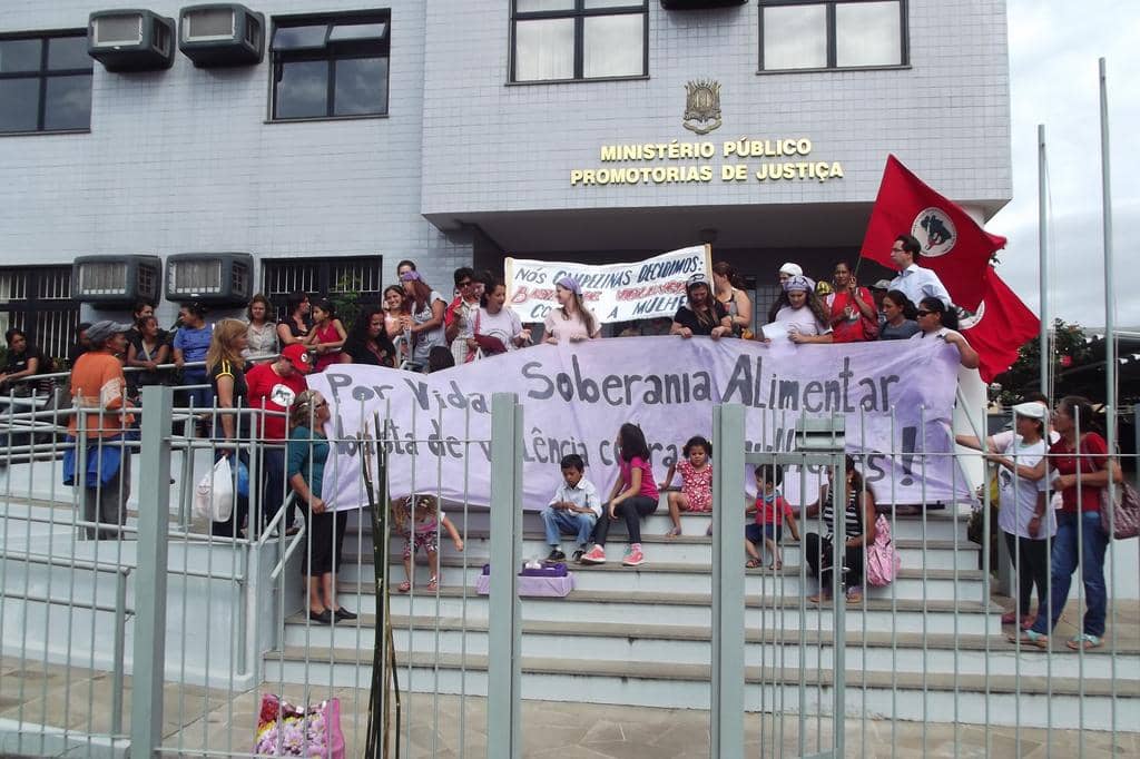 Caminhada de mulheres do MST terminou na Promotoria de Justiça