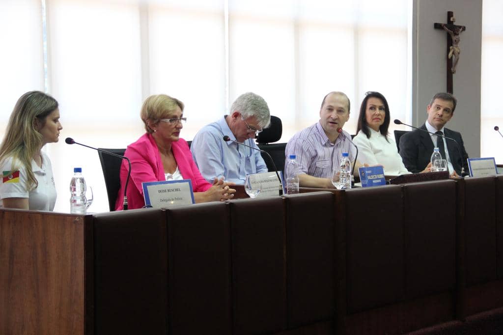 Promotor Gilson Medeiros (D) participou dos debates