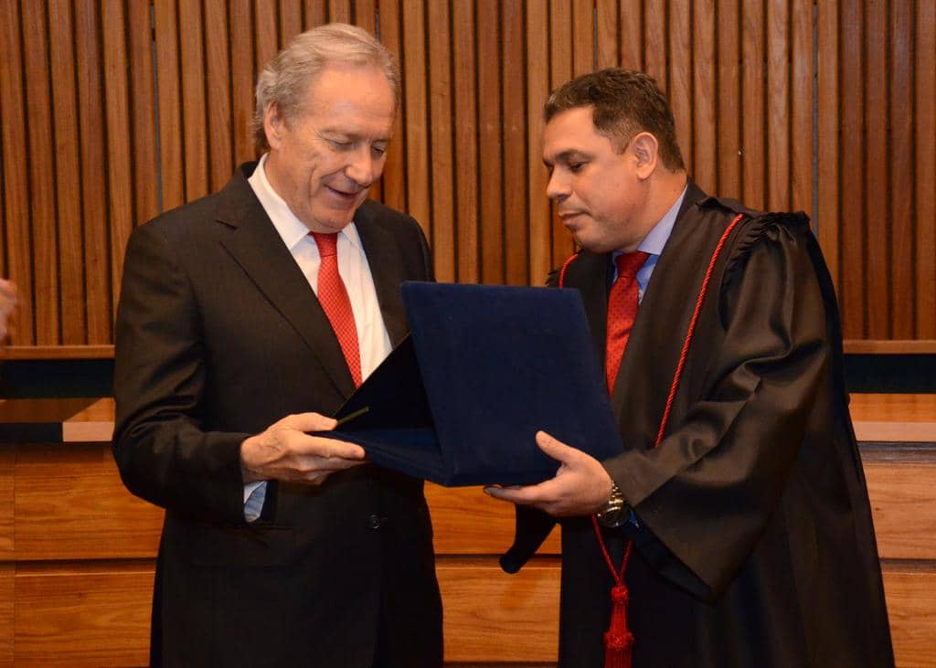 Marcelo Dornelles entregou placa em homenagem a Ricardo Lewandowski