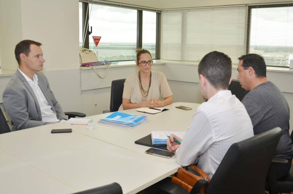 Ricardo Schinestsck e Liliane Pastoriz com representantes do Cosems