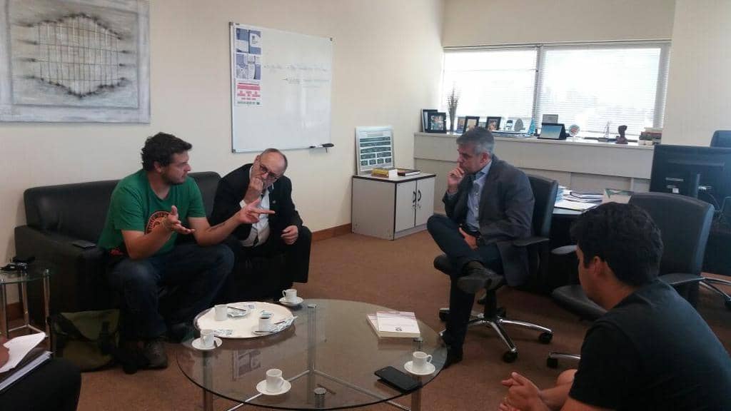 Pres dos municipários Guilherme Runge e deputado Pedro Ruas expôem caso ao procurador de Justiça