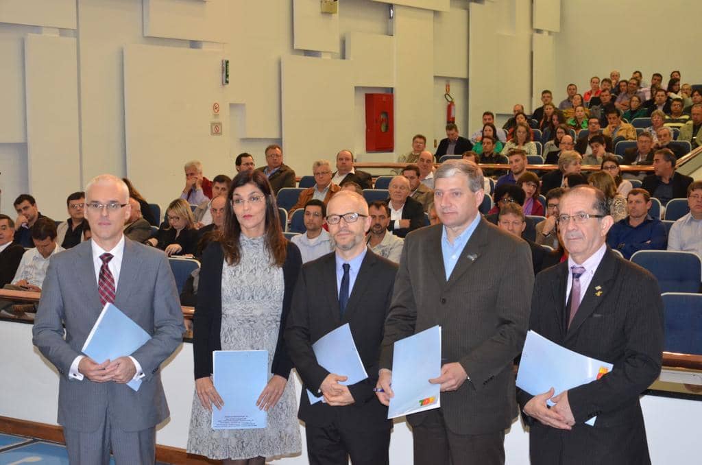 Representantes dos órgãos, entidades e Prefeituras que assinaram o Termo