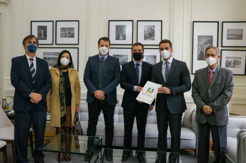 Entrega ocorreu nesta segunda-feira no Palácio Piratini