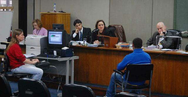 Momento de um júri com atuação da promotora Lúcia Callegari (c)