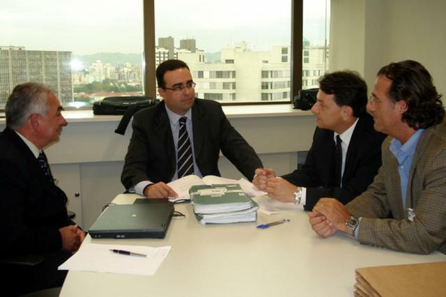 Luciano Brasil (2º, da esquerda para a direita) recebeu Moraes (3º)