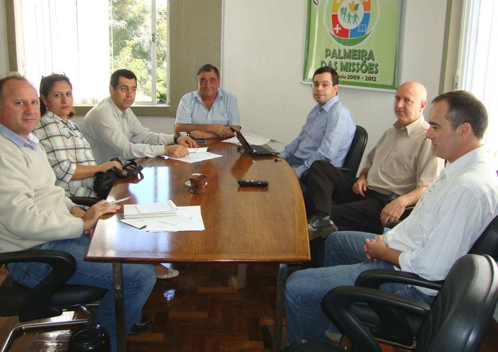 João Paulo Cardozo (3º da D para E) firmou o TAC em nome do MP