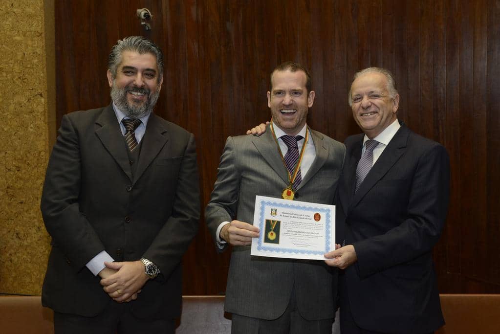 José Guilherme Giacomuzzi recebe o diploma das mãos de Avelar Bastos