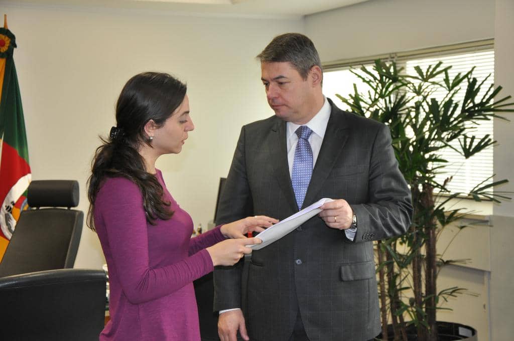 Fernanda Melchionna entregou material a Eduardo de Lima Veiga