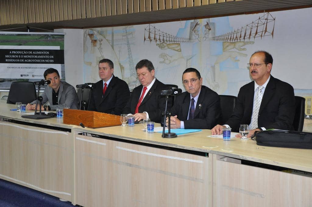 Mesa de abertura dos debates no Crea-RS