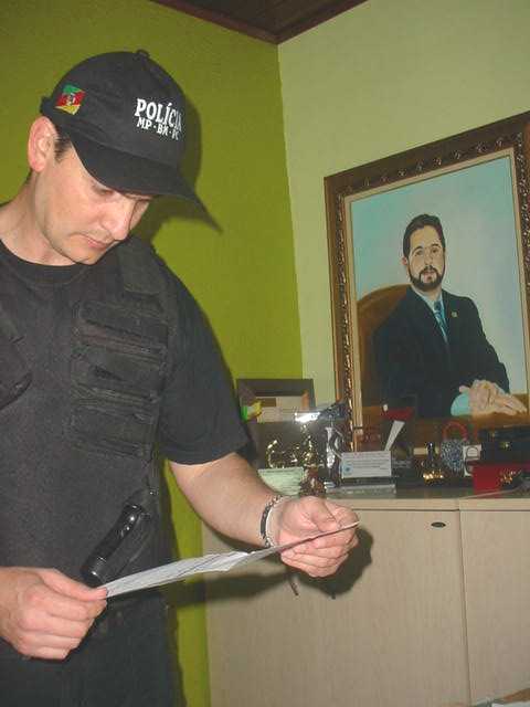 Fotos/MAN: Agente examina documentos na casa do reitor