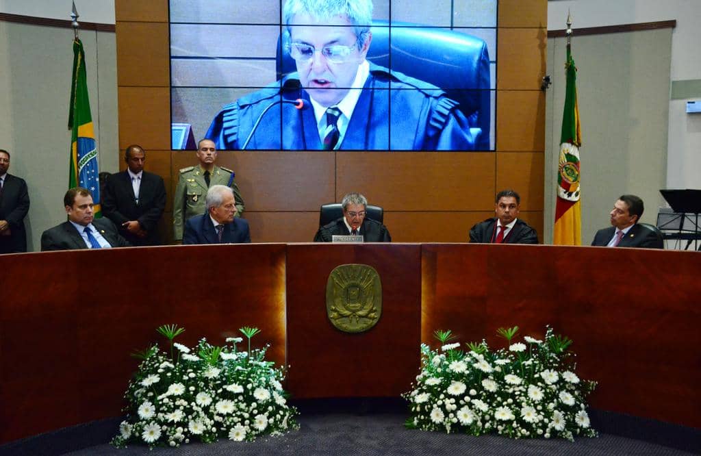 A mesa com o PGJ e Vice-Governador, no momento da fala do novo Presidente do TJ