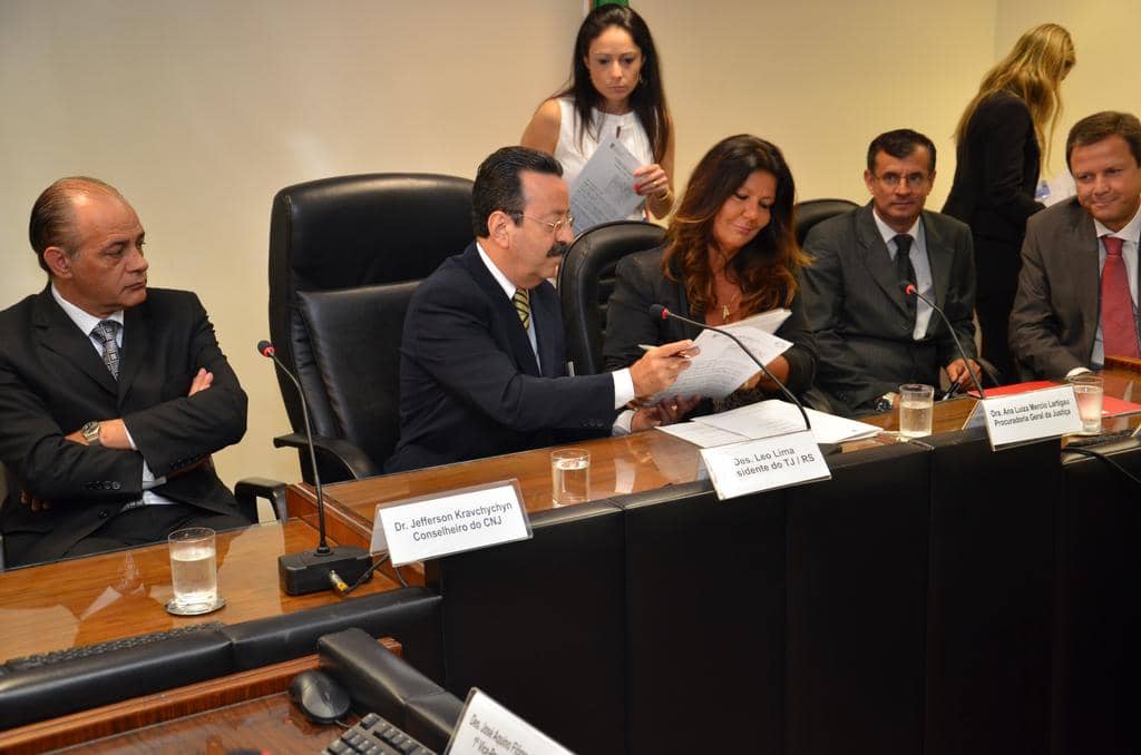 Momento em que a Procuradora firma o protocolo de intenções