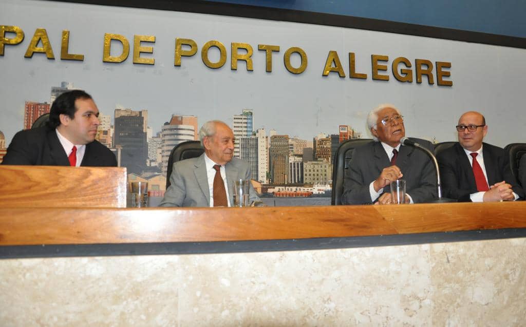 A fala do ex-Governador Alceu Collares, acompanhada por Miguel Velasquez (D)