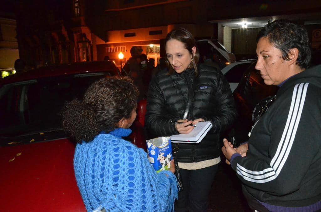 Promotora Liliane Pastoriz (C) conversa com moradora de rua