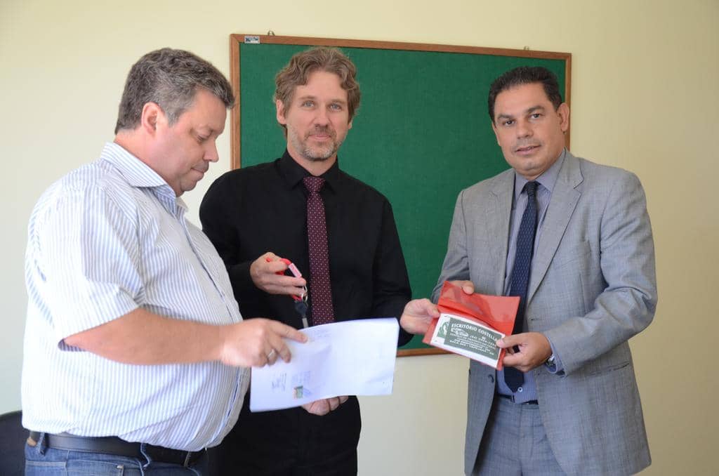 Alcindo Bastos, Joni Muller e Marcelo Dornelles durante a entrega das chaves...