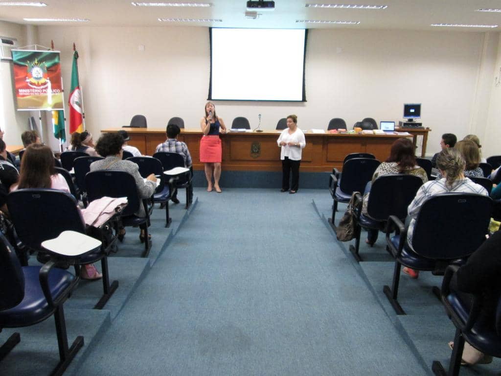 Promotora Ivanise de Jesus durante abertura do evento