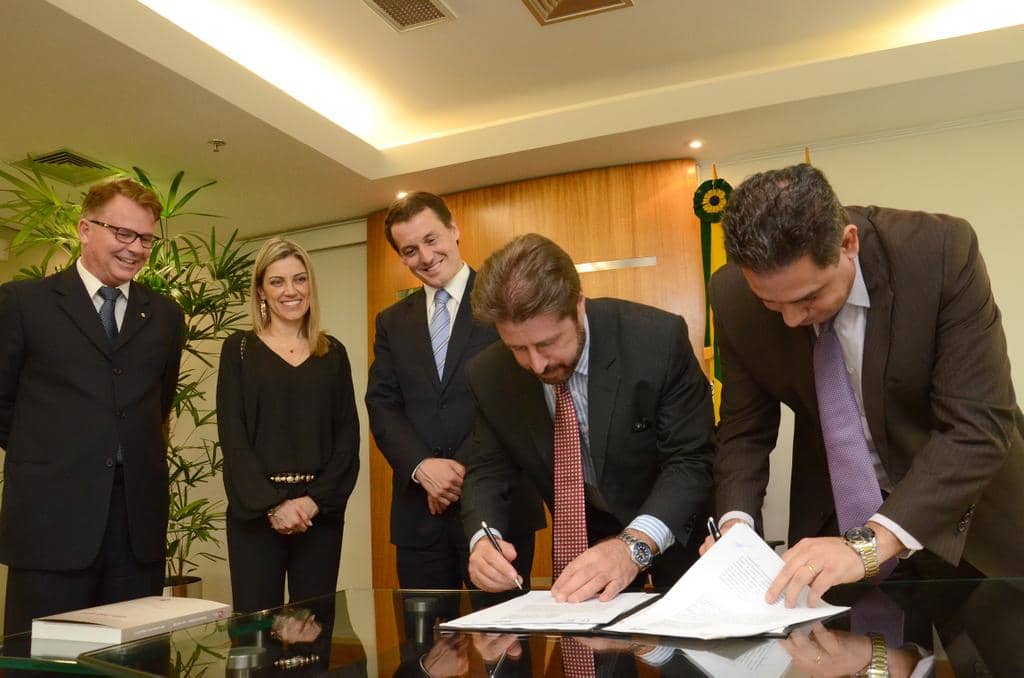 Marcelo Dornelles (D) e José Elaeres M. Teixeira assinaram termo de cooperação