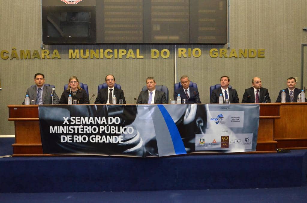 A mesa de abertura do evento