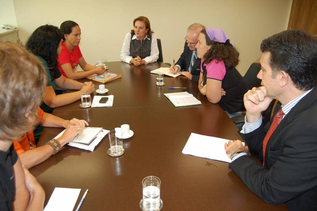 Simone Mariano da Rocha recebeu integrantes do MST