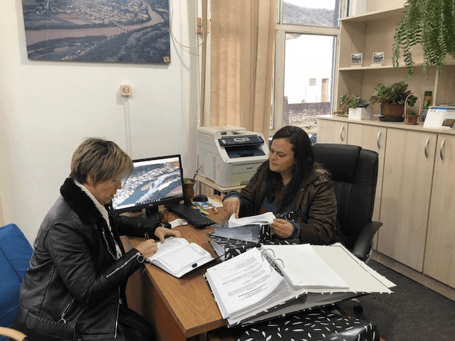 Andrea Barros e a secretária de Meio Ambiente de Muçum, Marisa Ambrosi