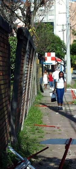 Muro está pendendo para a rua