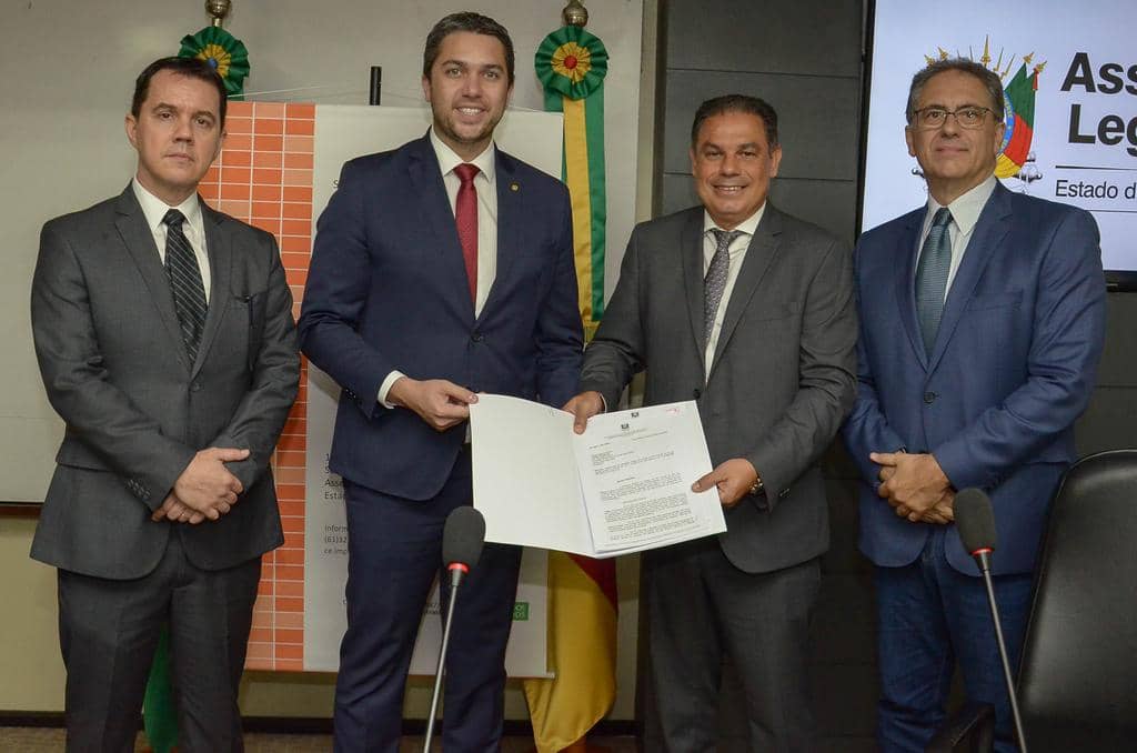 Dornelles e Seabra com o deputado Daniel Trzeciak e o relator Carlos Zarattini (D)