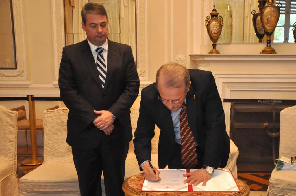 Governador assina nomeação de Veiga