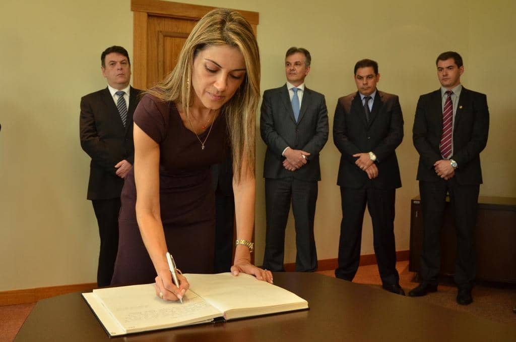 Caroline Vaz firma termo de posse