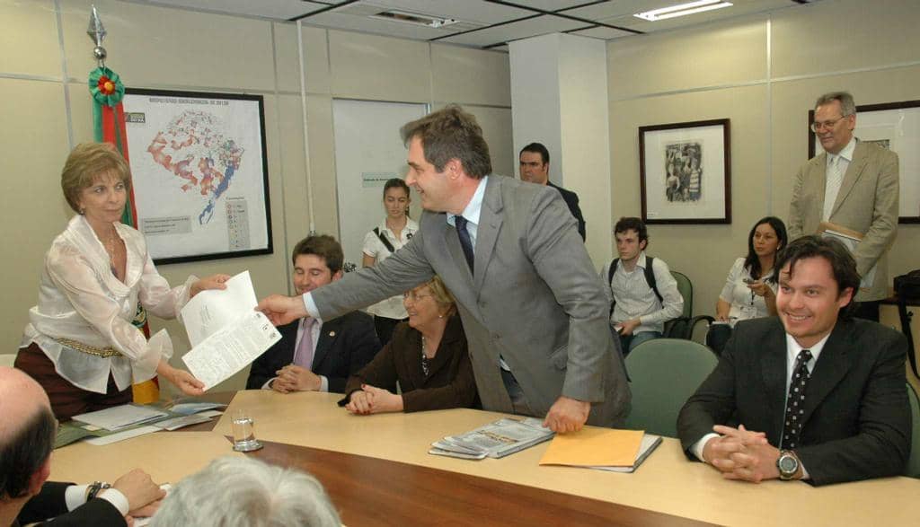 Prefeito de Nonoai entrega carta à Yeda. Promotor Petry estava na comissão