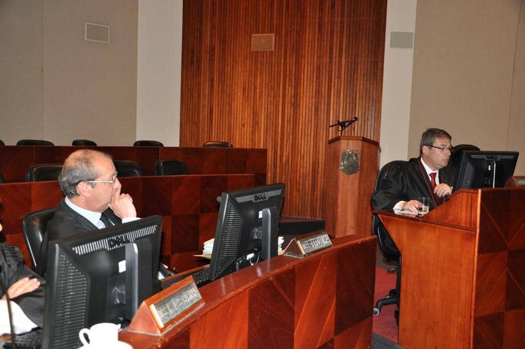 Desembargador-relator Arminio observa a manifestação de Veiga