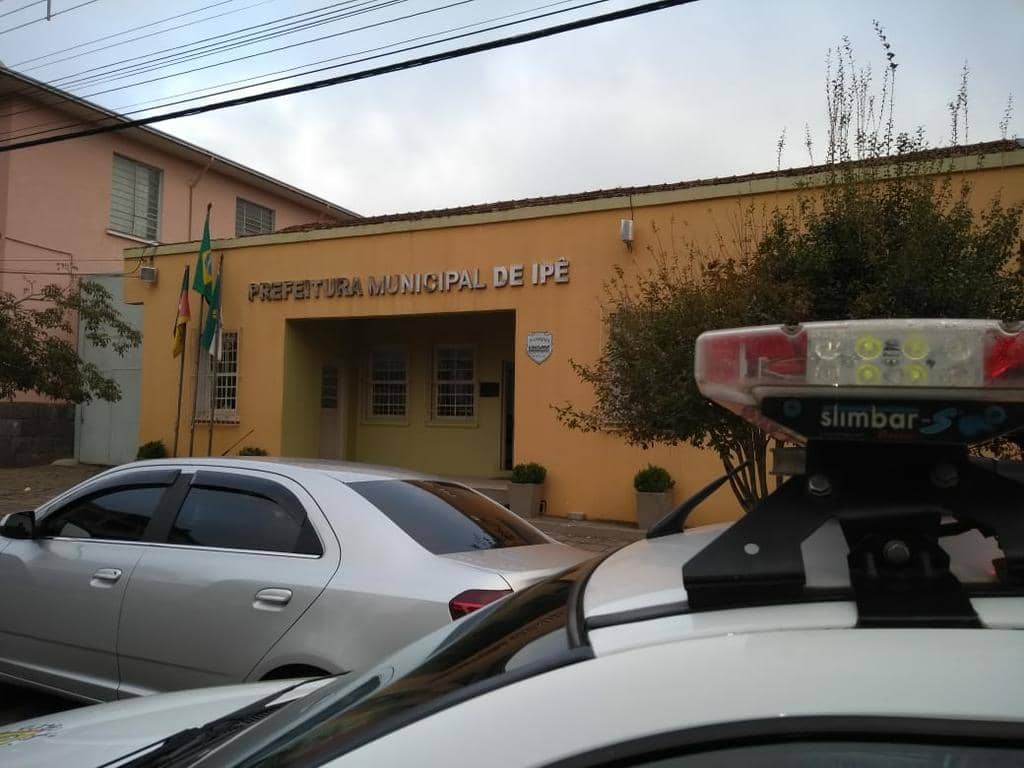 Mandados de busca foram cumpridos em setores da administração pública de Ipê e residências