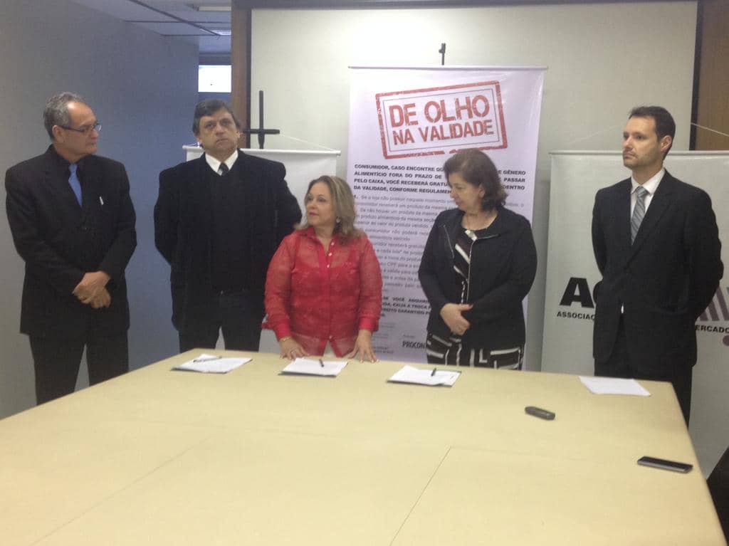 Ricardo Schinestsck (1º à direita) acompanhou a assinatura do protocolo de intenções