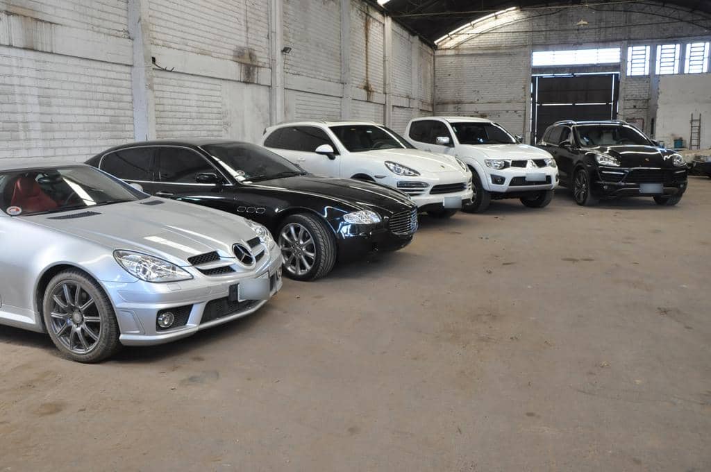 Automóveis de luxo e lanchas apreendidas durante...