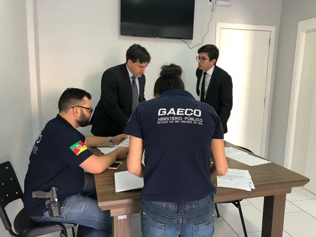 Mandados de busca e apreensão estão sendo cumpridos em residências e sedes de laboratórios
