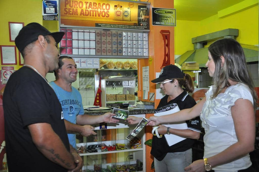 Promotora Paula Orsi, à direita, e integrantes da Polícia Civil ...