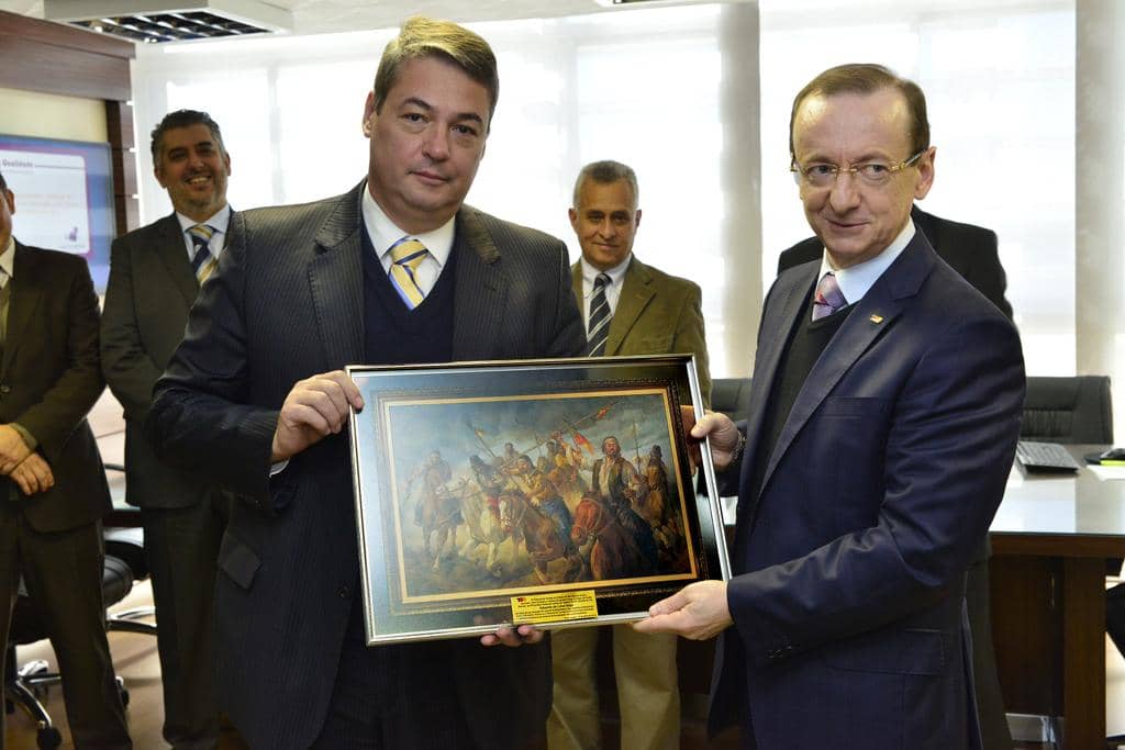 Eduardo de Lima Veiga recebeu o quadro do Presidente do TCE, Cezar Miola