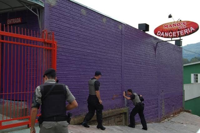 Agentes chegam na Danceteria em Novo Hamburgo