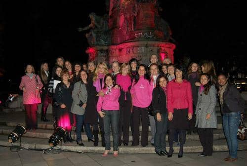 Maira, Simone e Mauren entre voluntárias e pacientes que participaram do lançamento