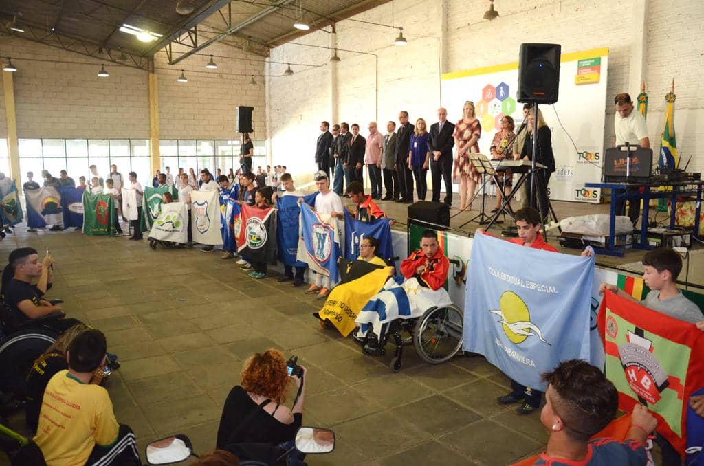 Representantes das equipes do Campeonato Paradesportivo estudantil do RS na abertura