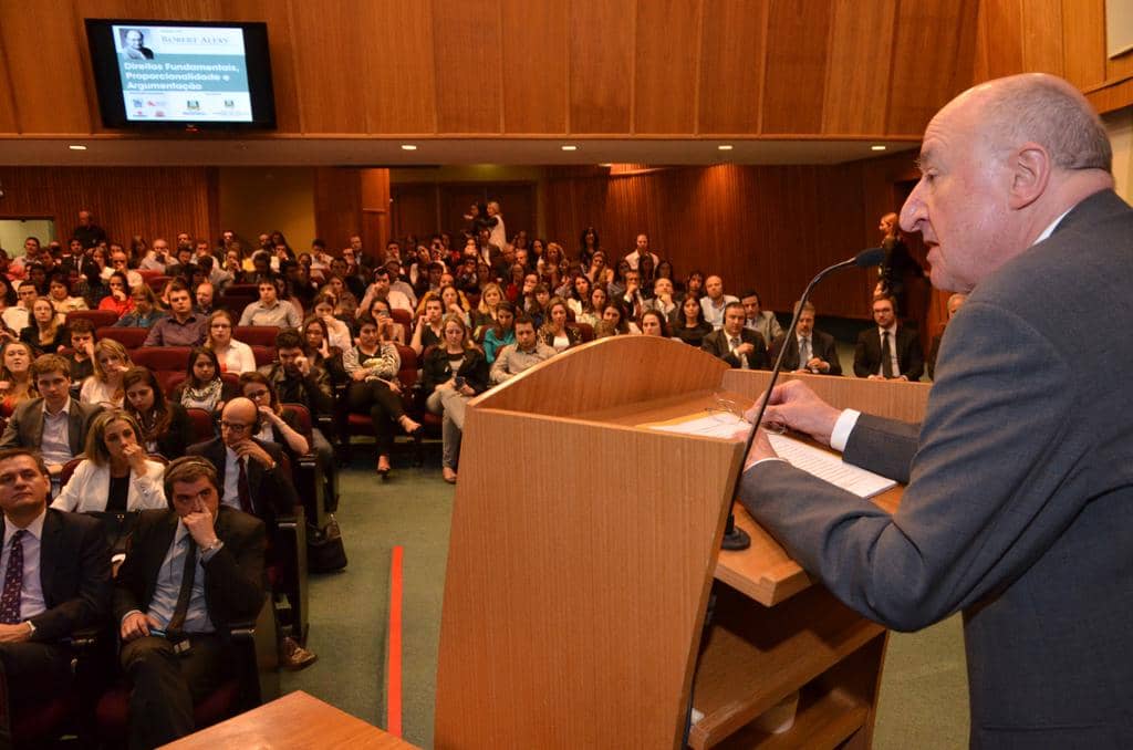 Professor Alexy durante sua primeira conferência na sede do MP