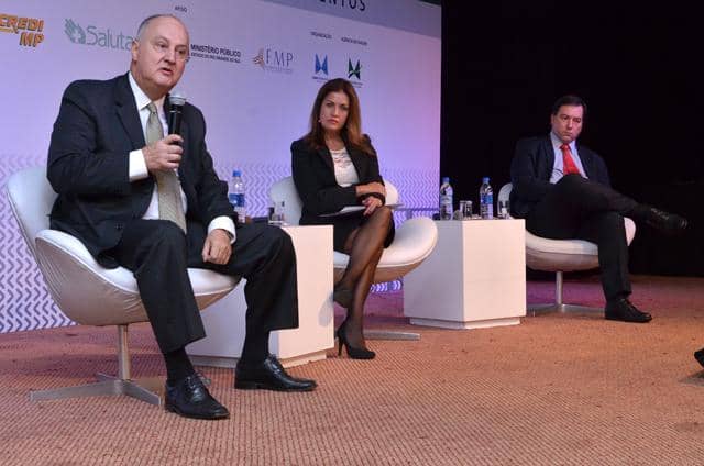Cláudio Barros Silva (E) foi um dos participantes do painel mediado por Guacira Almeida Martins