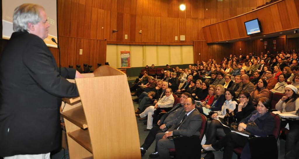 Ken O’Donnell palestrou para um público atento ...