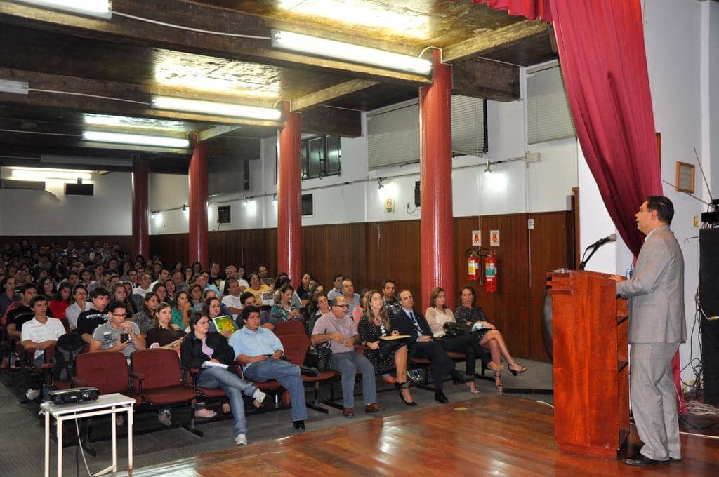 Marcelo Dornelles em sua fala aos universitários