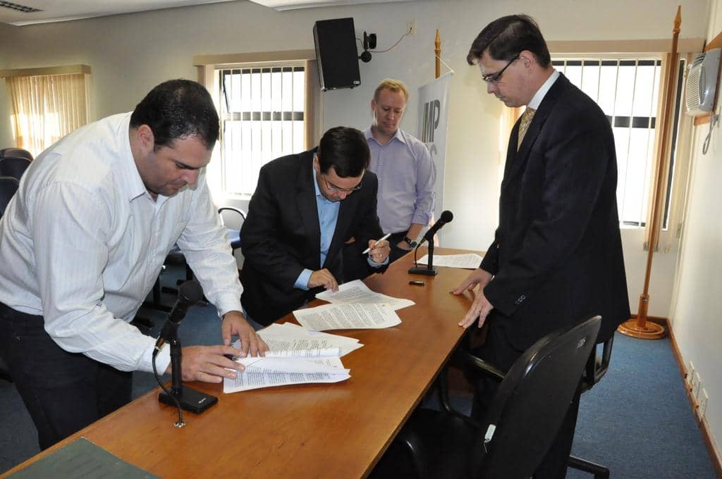 Assinatura do Termo de Ajustamento de Conduta...